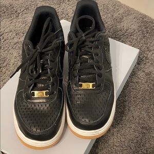 Nike Air Sneakers woman’s size 7.